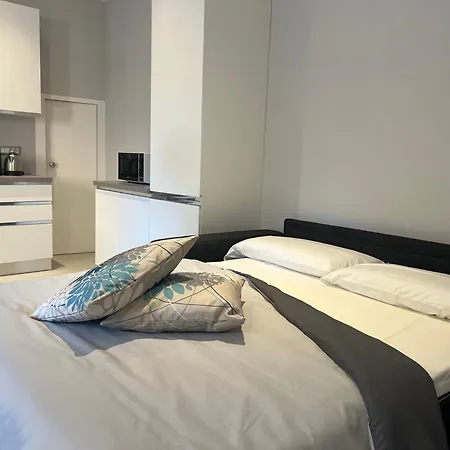 Elegante Corte Con Giardino A 5 Minuti Dal * Angera