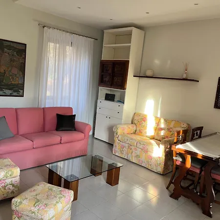 Elegante Corte Con Giardino A 5 Minuti Dal