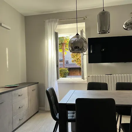 Elegante Corte Con Giardino A 5 Minuti Dal Apartment Angera