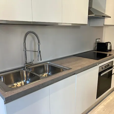 Elegante Corte Con Giardino A 5 Minuti Dal * Angera