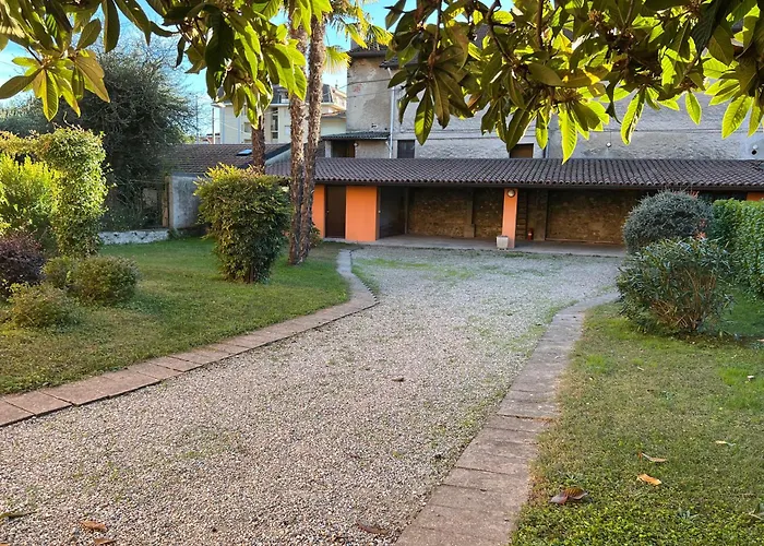 Elegante Corte Con Giardino A 5 Minuti Dal * Angera