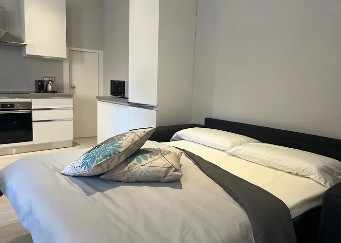 Elegante Corte Con Giardino A 5 Minuti Dal * Анджера