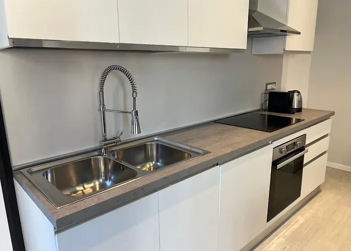 Elegante Corte Con Giardino A 5 Minuti Dal * Angera